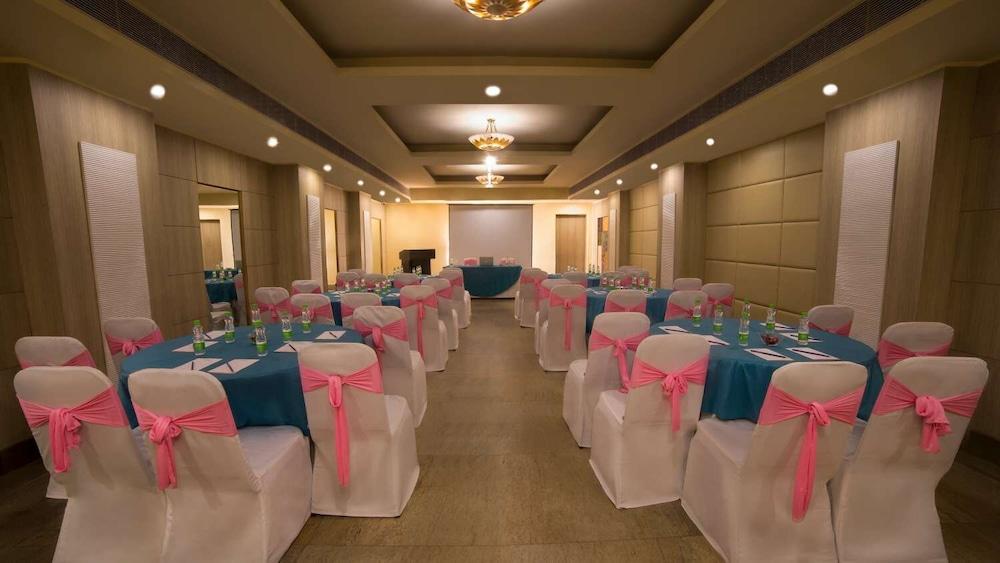 Sarovar Portico Naraina, Hotel Yeni Delhi Dış mekan fotoğraf