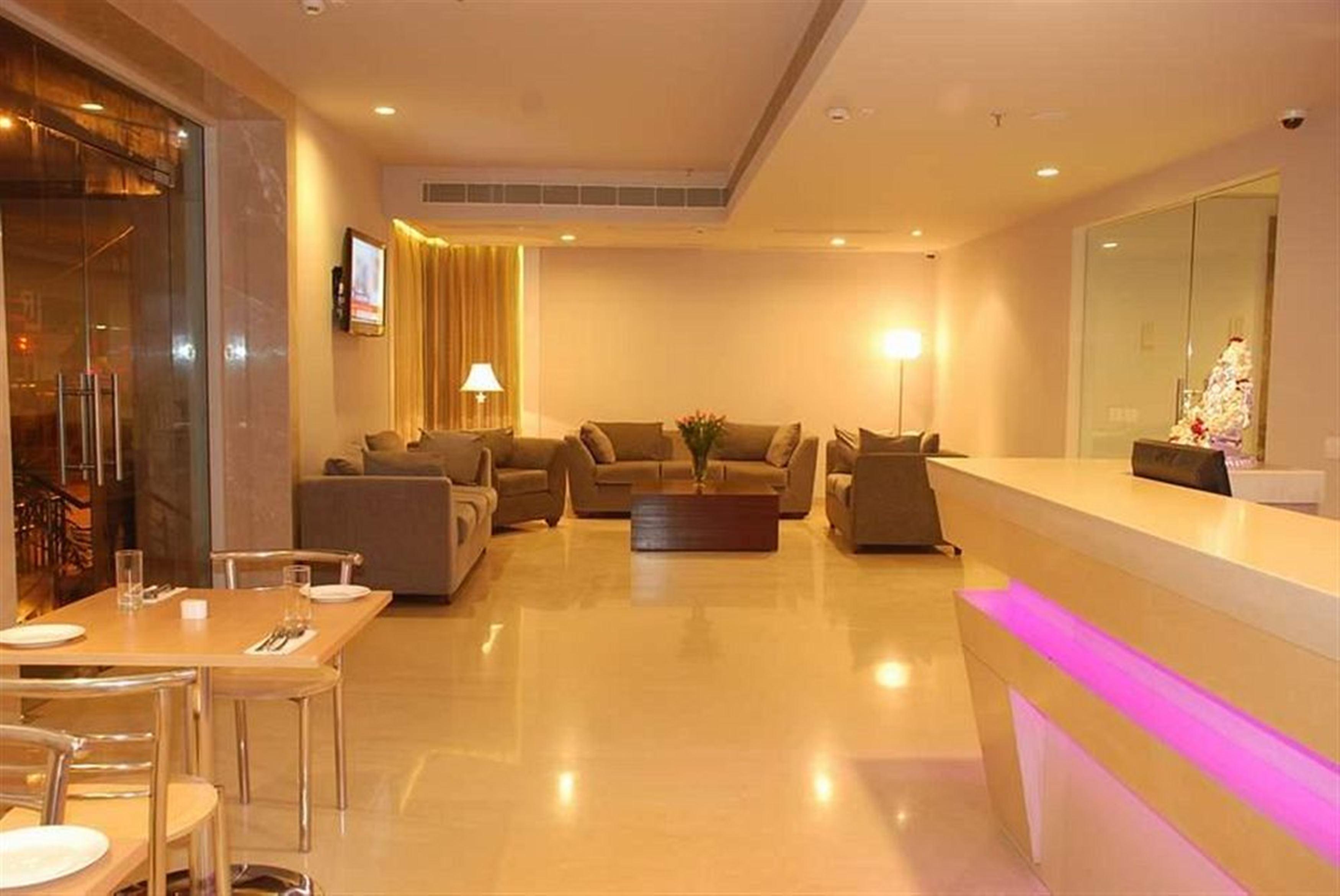 Sarovar Portico Naraina, Hotel Yeni Delhi Dış mekan fotoğraf