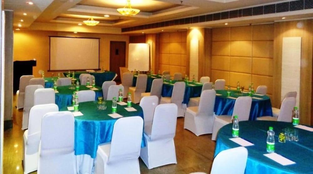Sarovar Portico Naraina, Hotel Yeni Delhi Dış mekan fotoğraf