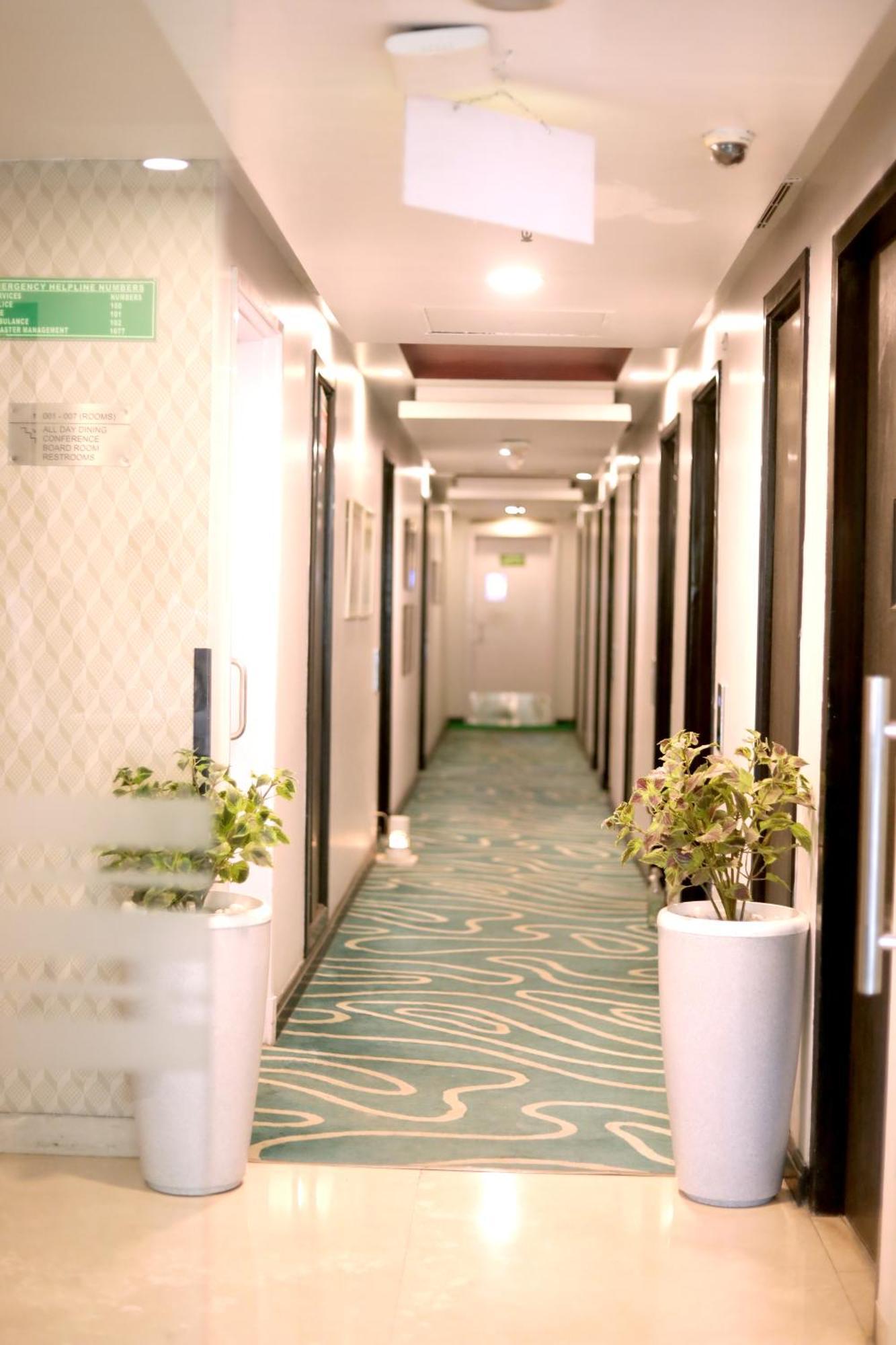 Sarovar Portico Naraina, Hotel Yeni Delhi Dış mekan fotoğraf