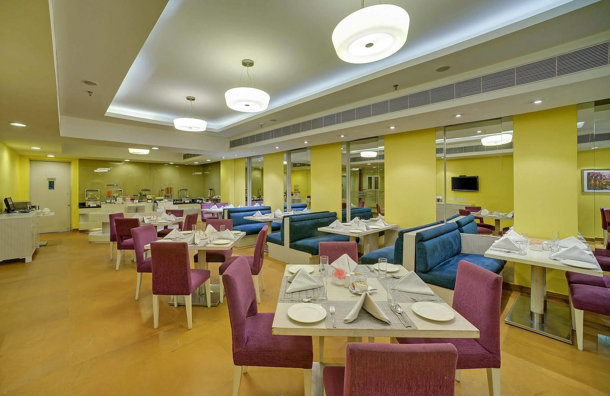 Sarovar Portico Naraina, Hotel Yeni Delhi Dış mekan fotoğraf