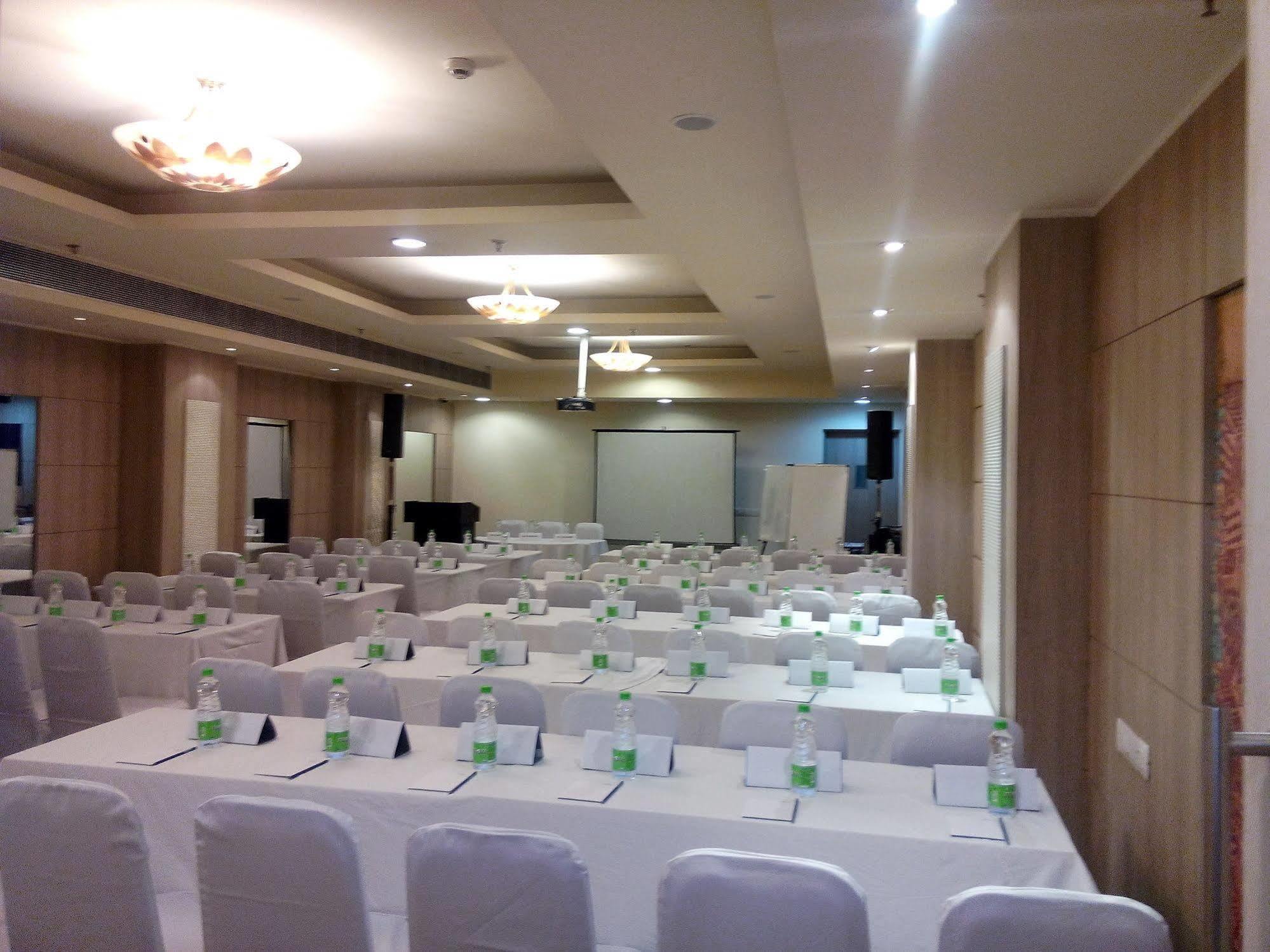 Sarovar Portico Naraina, Hotel Yeni Delhi Dış mekan fotoğraf